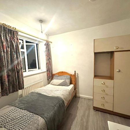Stevenage Town Centre Hostel - Budget Single Room Exteriér fotografie