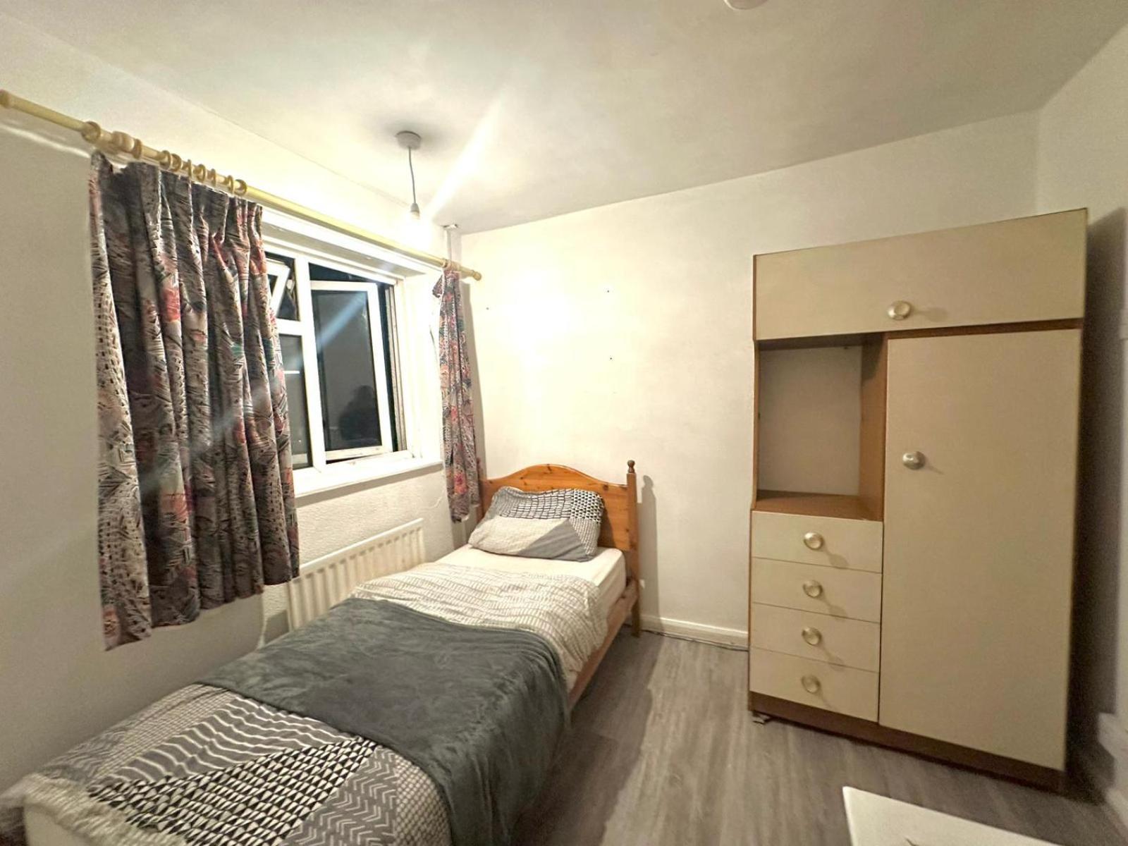 Stevenage Town Centre Hostel - Budget Single Room Exteriér fotografie